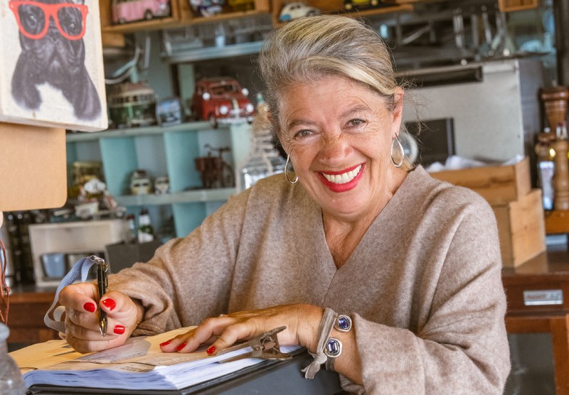 chiringuito aurora beach mujer apuntando mesa